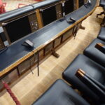 Congreso_de_los_diputados,_Salón_de_Pleno,_asientos_del_Presidente_del_Gobierno_y_ministros,_Madrid,_España,_2015