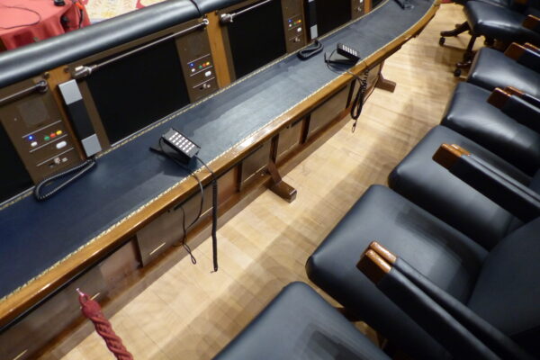Congreso_de_los_diputados,_Salón_de_Pleno,_asientos_del_Presidente_del_Gobierno_y_ministros,_Madrid,_España,_2015
