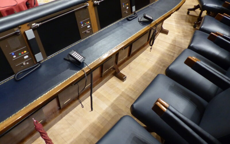 Congreso_de_los_diputados,_Salón_de_Pleno,_asientos_del_Presidente_del_Gobierno_y_ministros,_Madrid,_España,_2015